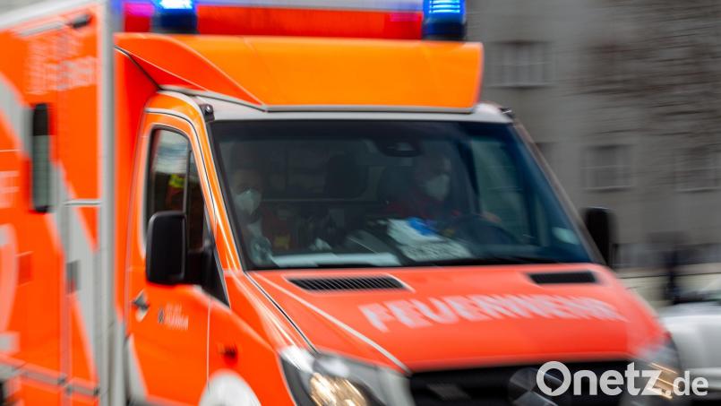 Zwei Frauen und ein Mann kamen leicht verletzt in ein Krankenhaus. (Symbolbild) Bild: Fernando Gutierrez-Juarez/dpa