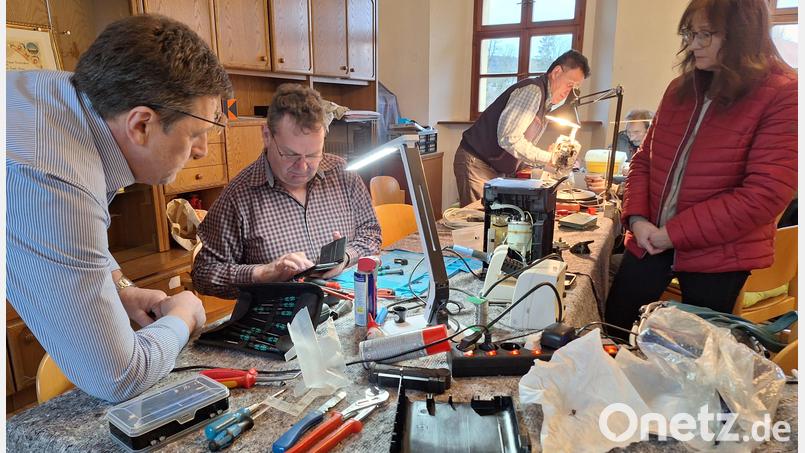 Manchmal hilft im Reparatur-Café auch ein Blick ins Internet weiter, wenn es darum geht, eine Lösung für kaputte Elektrogeräte zu finden. Bild: bl