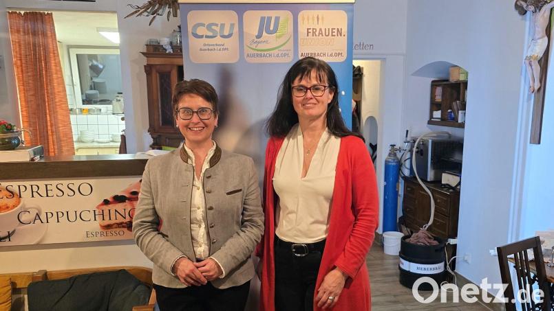 Die Bürgermeister-Kandidatin der Auerbacher CSU, Birgit Barth (rechts), mit Bundestagsabgeordneter Susanne Hierl. Bild: Bernhard Hinteregger