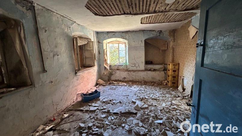 Wüst sieht es im Inneren des Jägerhauses in der Fröschaustraße in Neustadt/WN aus. Mit einer Notsicherung muss die Stadt das denkmalgeschützte Anwesen vor dem endgültigen Verfall bewahren.. Bild: Stadt Neustadt