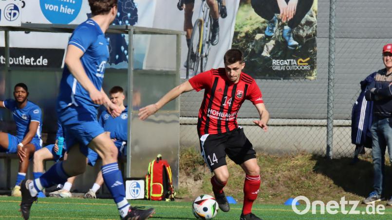 Fabian Geitner (Nummer 14) und der SC Luhe-Wildenau hatten beim Spiel in Dingolfing viel Pech. Bild: Brumbauer