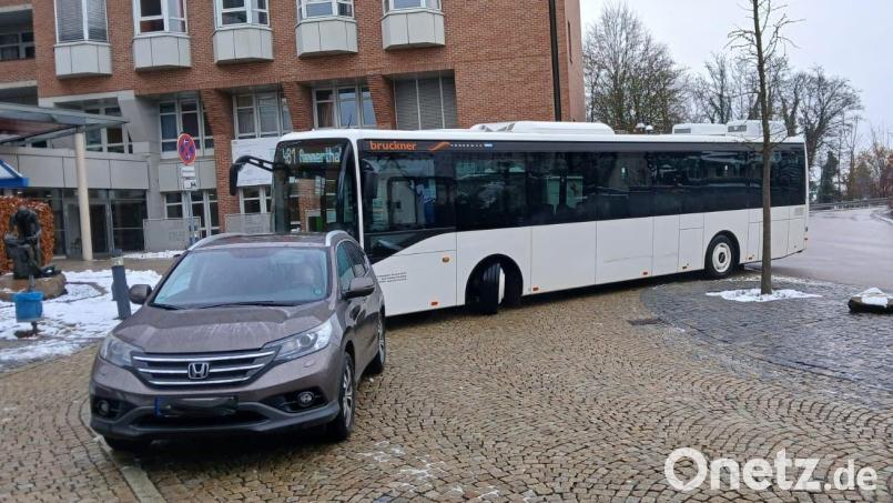 Auto- und Busfahrer kommen sich an der Bushaltestelle vor dem St.-Anna-Krankenhaus regelmäßig in die Quere. Das absolute Halteverbot wird von vielen ignoriert. Der Bus kommt dann aber selbst bei maximalem Lenkeinschlag nicht vorbei – und rückwärts zurückstoßen darf er nicht. Bild: Tobias Gräf