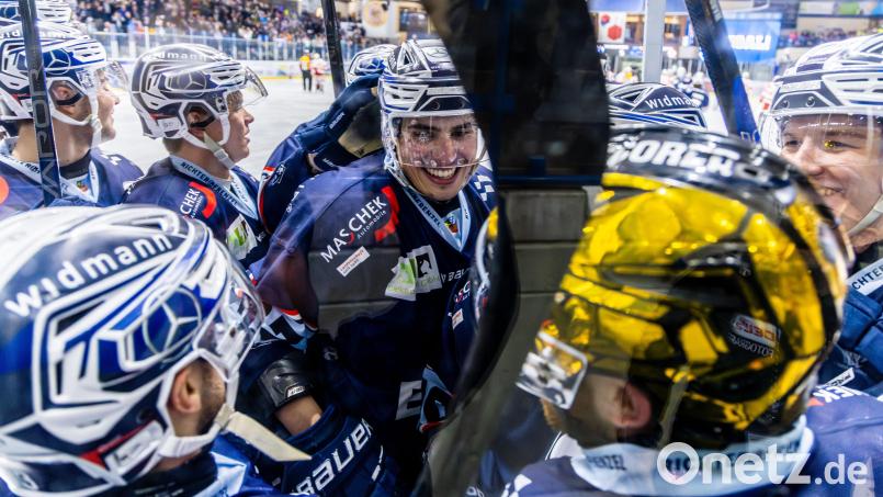 Die Blue Devils Weiden haben gut lachen: Durch den 3:2-Sieg gegen den EC Bad Nauheim steht man im Play-off-Viertelfinale gegen die Krefeld Pinguine. Auch sonst ist in der heißen Saisonphase in der Liga einiges los. Archivbild: Tobias Neubert