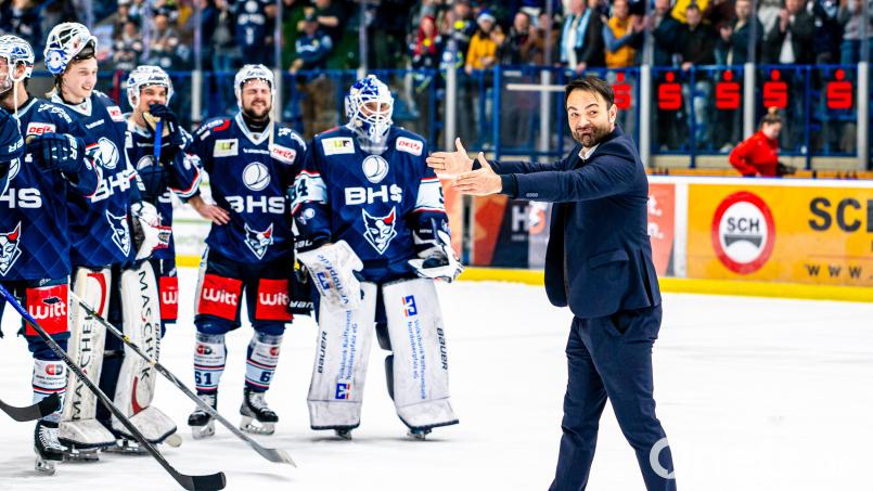 Der Dirigent und sein Orchester: Sebastian Buchwieser (rechts), frisch gekürter Trainer des Jahres in der DEL2, wurde von den euphorisierten Fans der Blue Devils gefeiert, gab das Lob aber sogleich an seine Akteure um den überragenden Felix Noack (Zweiter von links) weiter. Bild: Elke Englmaier