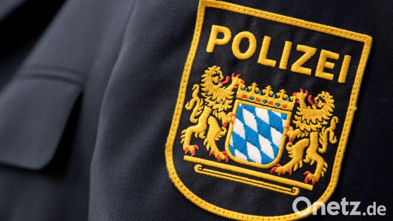 Die Polizei nahm eine Frau in Schwarzenbach an der Saale fest, nachdem sie mit einem Kennzeichen auf ein Ehepaar losgegangen war. Symbolbild: Sven Hoppe/dpa
