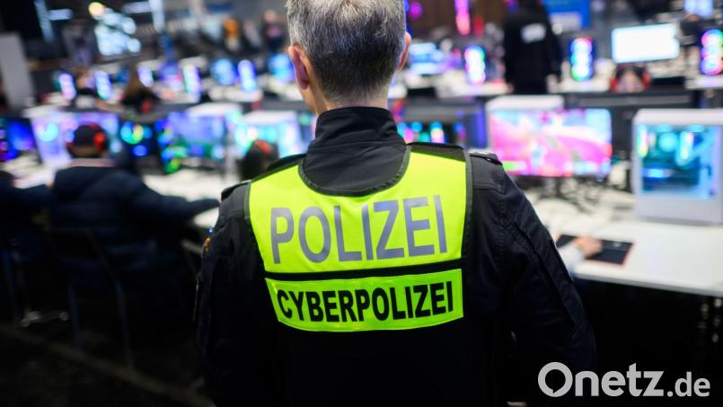 Die Tatverdächtigen sollen ein illegales Streaming-Netzwerk betrieben haben. Symbolbild: Julian Stratenschulte/dpa