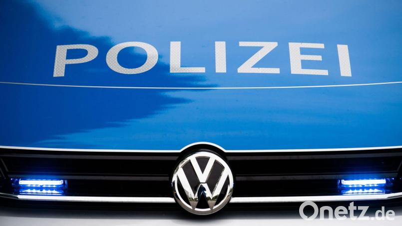 Laut Polizei hat sich ein 60-Jähriger bei Arbeiten an einem Traktor schwer verletzt. Symbolbild: Lino Mirgeler/dpa