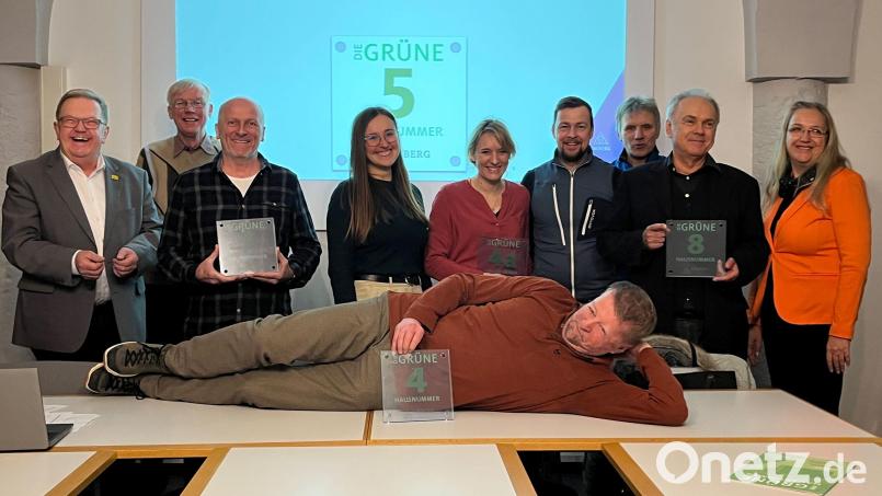 Die Gebäudeeigentümer freuen sich zusammen mit Bürgermeister Martin J. Preuß und Nachhaltigkeits-Koordinatorin Freya Mertel über ihre neue „Grüne Hausnummer“. Bild: Bärbel Neumüller