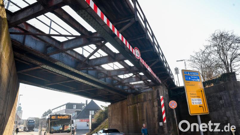 Die Brücke über der Regensburger Straße in Amberg. Die Deutsche Bahn hat sie eigener Aussage nach so saniert, dass sie eine &quot;hohe Restnutzungsdauer&quot; besitzt. Bild: Petra Hartl
