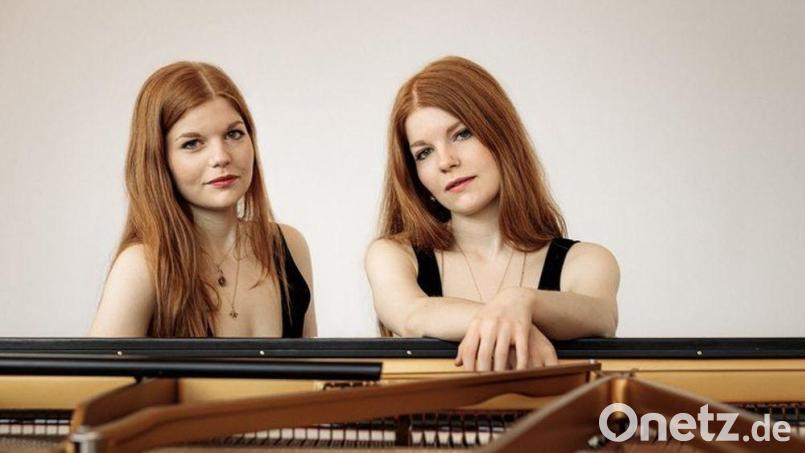 Clara und Marie Becker spielen im Festsaal in Walderbach. Bild: Jonas Becker/exb