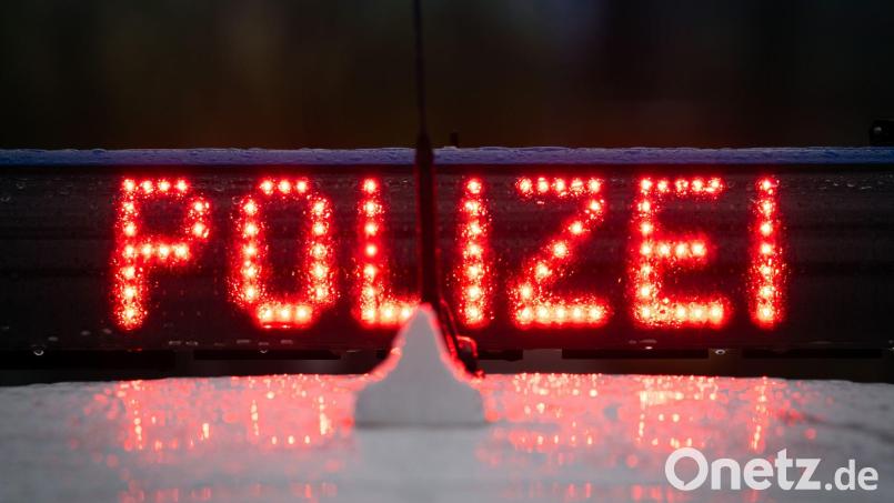 Die Polizei stoppte bei Mitterteich einen überladenen Transporter. Symbolbild: Soeren Stache/dpa