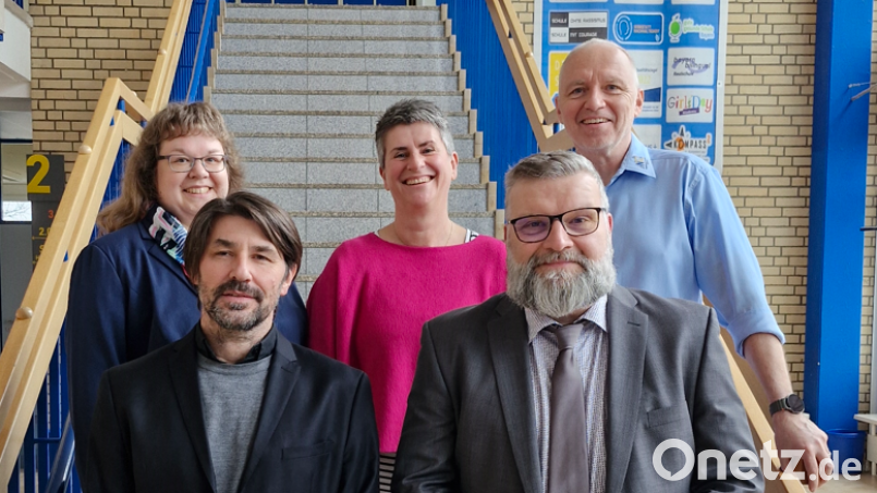 Die neue zweite Stellvertreterin des Schulleiters, Stefanie Langenholt, zeigt das Bild in der Mitte des Schulleitungsteams der Realschule. Bild: Matthias Sitzmann