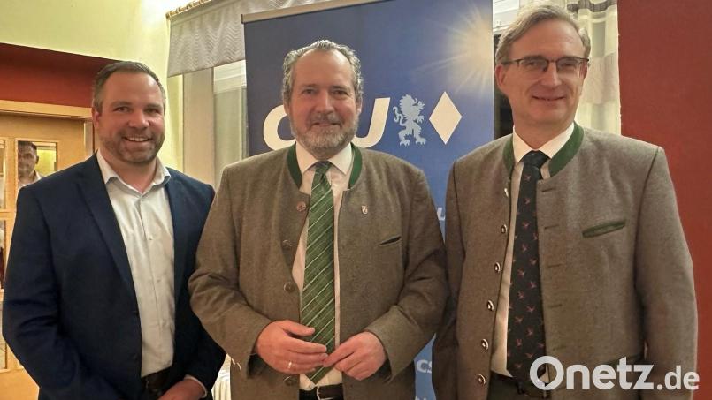 CSU-Ortsvorsitzender Tobias Knechtel (links) und Kreisvorsitzender Alexander Flierl (rechts) gratulieren dem Nabburger Bürgermeister Frank Zeitler (Mitte) zur erneuten Nominierung. Bild: CSU Nabburg/exb