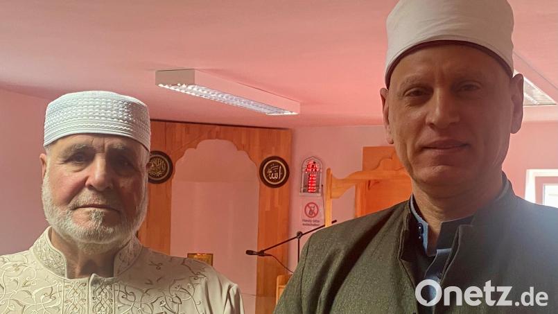 Imam Maher Khedir (rechts) und sein Vertreter Khalafalla Almahunna begrüßen rund 300 Gläubige zum Freitagsgebet. Bild: Christine Strasser