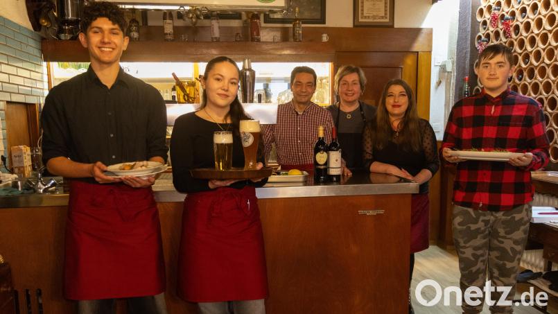 Samed Dal, Valentina Saracino, Biagio und Andrea Saracino, Doris Yeffry sowie Logan Yeffry (von links) hatten am Eröffnungstag gut zu tun. Bild: Roland Wellenhoefer