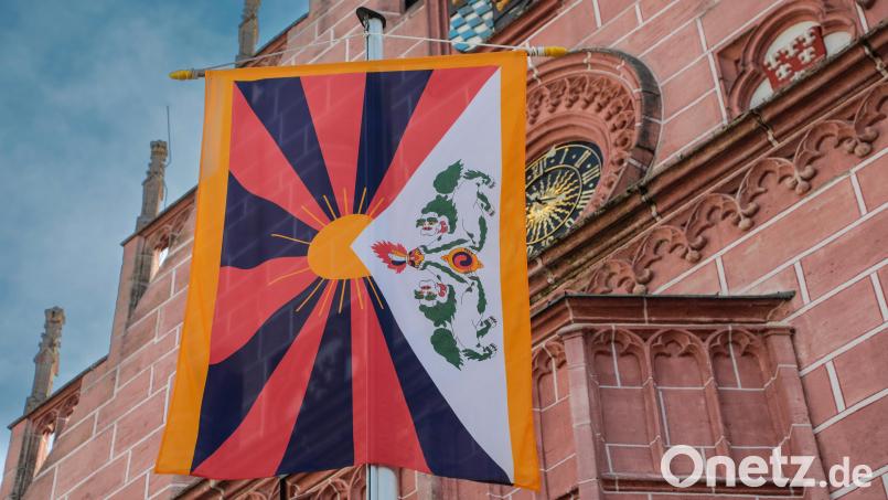 Kommt der Dalai Lama zu Besuch? Am Sulzbach-Rosenberger Rathaus wurde am 10. März die Flagge Tibets gehisst. Bild: Wolfgang Steinbacher