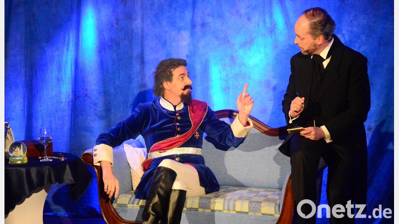 Sebastian Schlagenhaufer als König Ludwig II. auf der Therapiecouch von Dr. von Gudden, gespielt von Ramon Bessel. Bild: Helmut Kunz
