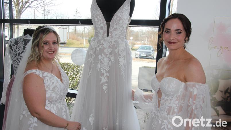 Jasmin Panzer und Iris Keis (von links) präsentierten die neuesten Brautmode von &quot;Bezaubernd&quot; aus Mitterteich. Bild: kro