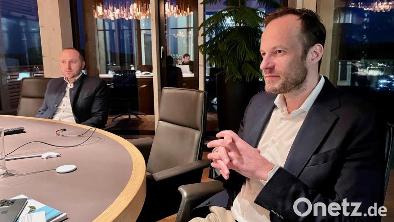 Stepan Lang (rechts) beim Gespräch mit Oberpfalz-Medien gemeinsam mit dem künftigen Geschäftsführer in Plößberg, Robert Friedl. Bild: Gabriele Schönberger