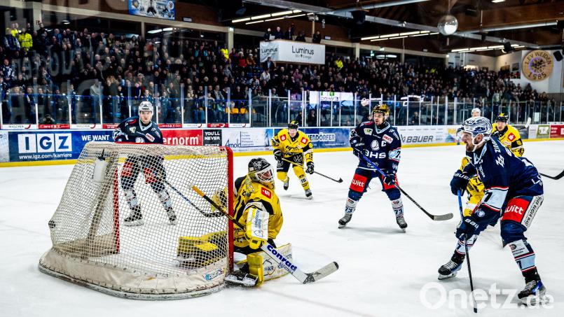 Die Blue Devils Weiden wissen, wie man die Krefeld Pinguine besiegt: Das letzte Heimspiel gewann der Aufsteiger mit 1:0 durch einen Treffer von Luca Gläser (rechts). Bild: Elke Englmaier