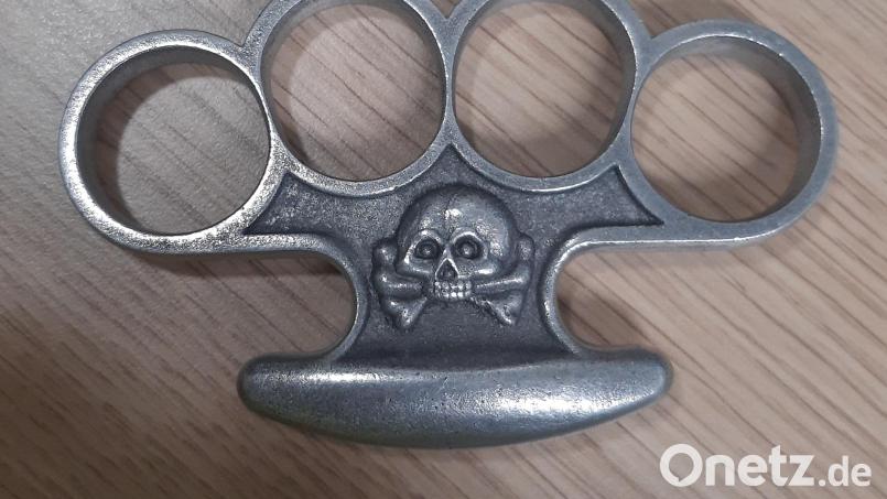 Beamte der Bundespolizei entdeckten bei Grenzkontrollen an der A6 einen Totenkopfschlagring in der Hosentasche eines 32-Jährigen. Bild: Bundespolizei