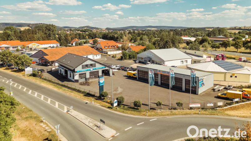 Ein Blick von oben auf das Autohaus Einert in Kemnath. Bild: Auto Einert