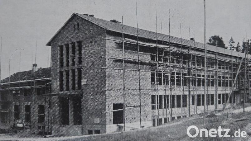 Am 24.01.1954 erfolgte der erste Spatenstich durch Landrat Christian Kreuzer für den Bau eines Schulgebäudes für die heutige Lobkowitz-Realschule. Bild: Festschrift Realschule 74/75, Urheber der Fotostrecke Wendelin Freundorfer, Foto Würfl und Stefan Schmidt