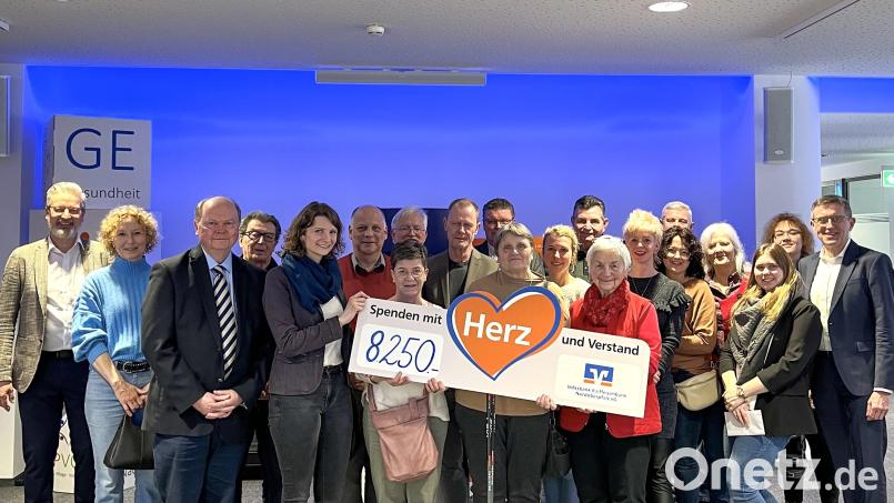 Regionalmarktleiter Christian Weigert und Geschäftsstellenleiter Thomas Graf von der Volksbank Raiffeisenbank Nordoberpfalz überreichen die Geldbeträge. Bild: VR-Bank Nordoberpfalz