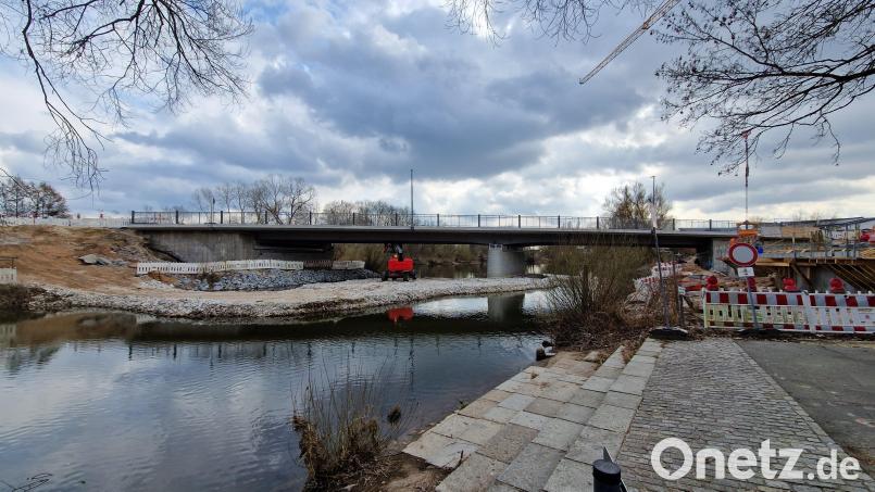 An der kleinen Naabbrücke in Schwarzenfeld beginnen die letzten Arbeiten. Bild: mab