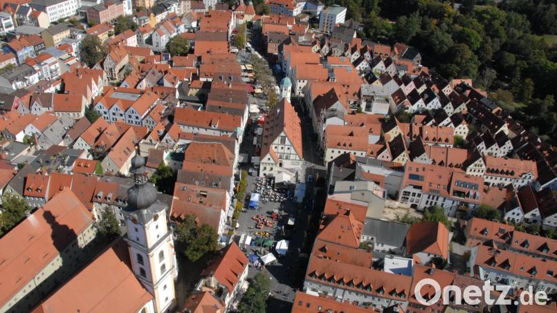 Die Stadt Weiden (im Bild der Obere Markt und das alte Rathaus) muss 2025 wohl deutlich weniger neue Schulden aufnehmen als befürchtet. Archivbild: Michael Ascherl