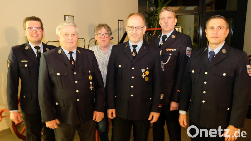 Für 60 und 40 Jahre im Dienst der Allgemeinheit ehrte die Eschenbacher Wehr Johann Rupprecht (2.v.li.) und Roland Hermann (4.v.li.). Es gratulierten Vorsitzender Korbinian Dunzer (li), Stadtverbandsvorsitzender Michael König (3.v.li.), Kommandant Christian Götz (5.v.li.) und Bürgermeister Marcus Gradl (re). Bild: Robert Dotzauer