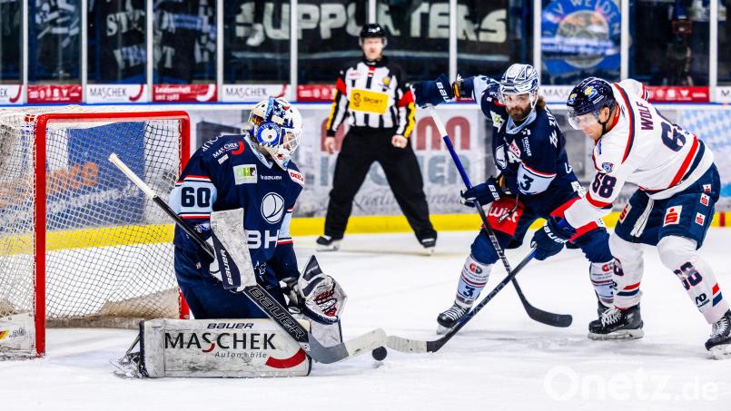 Die Kassel Huskies um Ex-Nationalspieler David Wolf (rechts, gegen die Weidener Tommy Muck und Felix Noack) sind der große Favorit auf den Aufstieg in die DEL. Bild: Tobias Neubert