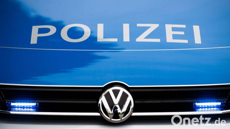 Die Polizei Kemnath ermittelt wegen einer Unfallflucht in Ebnath und sucht Zeugen. Symbolbild: Lino Mirgeler/dpa