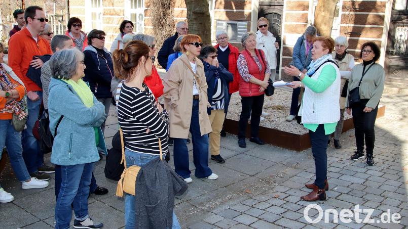 Stadtführerin Christa Pigerl hat sich mit Blick auf Schwandorf in das Thema &quot;starke Frauen&quot; eingearbeitet. Am Internationalen Frauentag, 8. März, führte sie eine große Gruppe meist weiblicher Interessierter durch die Innenstadt und machte sie mit bemerkenswerten Schwandorferinnen bekannt. Bild: Thomas Dobler
