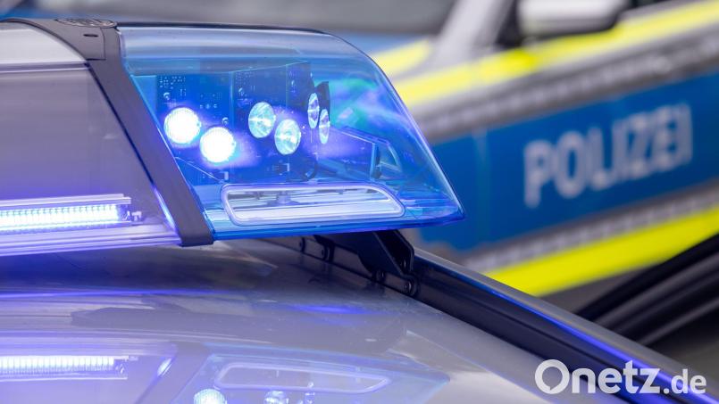 Die Polizei sucht derzeit dringend nach Zeugen, weil schon wieder Altreifen entlang der B299 abgelagert worden sind.. Bild: Daniel Karmann/dpa