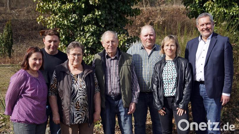 Karl Braun (Mitte) an seinem 80.Geburtstag mit der Familie und Bürgermeister Joachim Neuß (rechts). Bild: jma