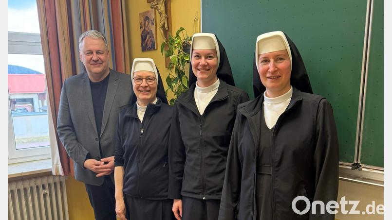 Landrat Richard Reisinger bedankte sich bei Sr. M. Lioba Endres und gratulierte ihrer Nachfolgerin Sr. M. Ancilla Pitroff zur Bestellung (von links). Ganz rechts: Provinzoberin Sr. M. Theresia Hauthaler. Bild: Alexander Böck