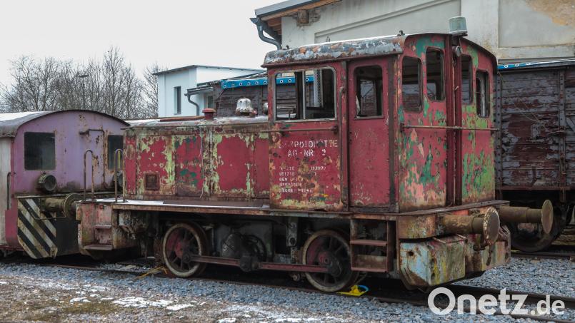 Die Eisenbahnfreunde der Amberger Kaolinbahn richten ihre Neuzugänge her. Die rote Deutz-Lok im Freien wartet noch auf neue Fenster. Bild: Wolfgang Steinbacher