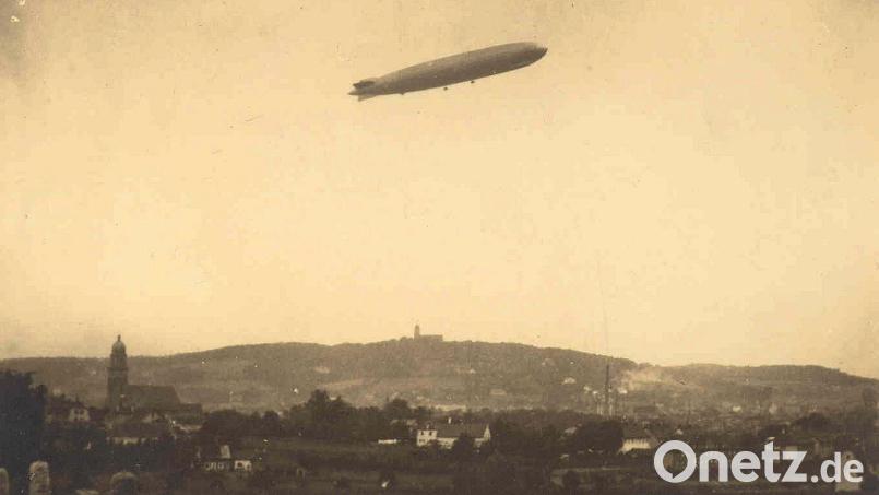 So präsentierte sich das Luftschiff „Graf Zeppelin“ am 1. Oktober 1929 über Amberg. Die historische Aufnahme zeigt den Mariahilfberg und links die Martinskirche. Bild: Stadtarchiv Amberg