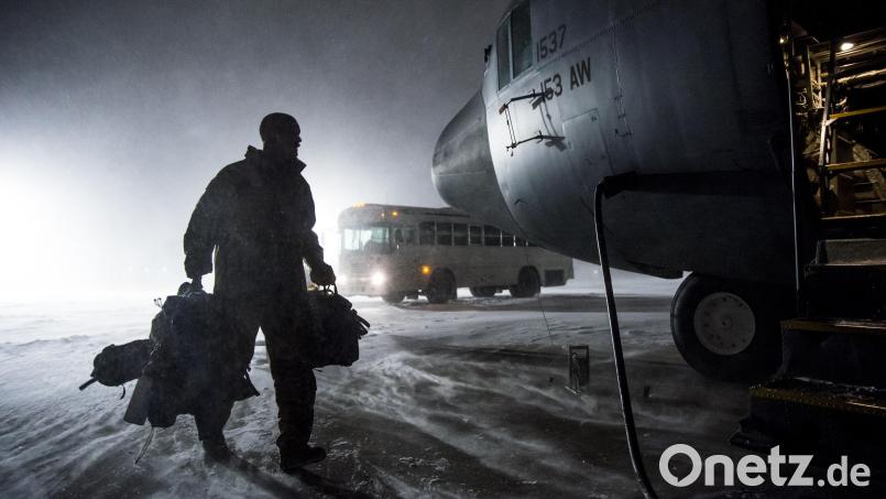 Ein US-Soldat steigt mit gepackten Sachen in ein Militärflugzeug: Sollten die US-Truppen komplett aus Europa abgezogen werden, dürfte das schwere Folgen für die Wirtschaft in der Nordoberpfalz haben. Symbolbild: Staff Sgt. Jonathon Alderman/ US Air National Guard
