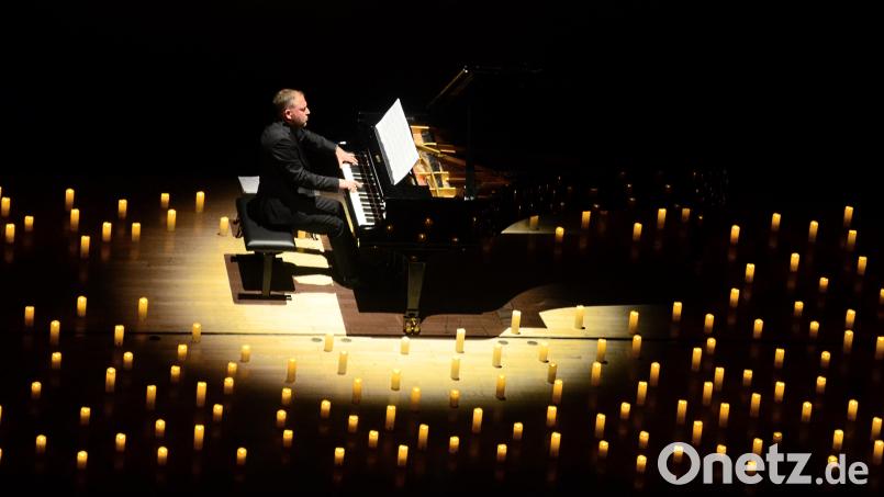Eingerahmt von Kerzen spielt der tschechische Pianist František Panáček Kompositionen von Ludovico Einaudi. Bild: Kunz