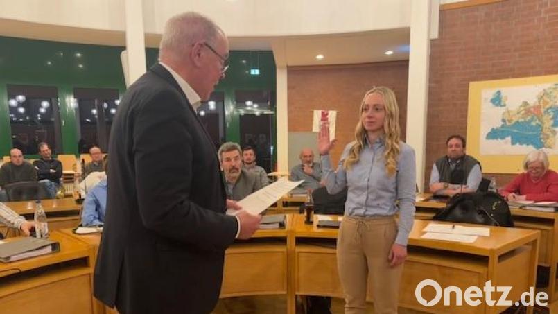 Kümmersbrucks Bürgermeister Roland Strehl nimmt seiner neuen Stellvertreterin Elisabeth Gruber im Gemeinderat den Amtseid ab. Bild: Heike Unger