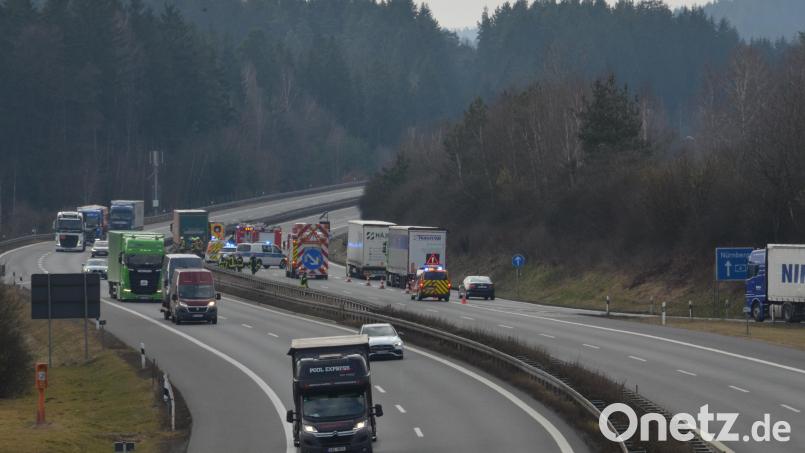 Kurz nachdem der Sattelzugfahrer am Dienstag die Kontrollstelle bei Waidhaus passiert hatte, erlitt er einen Hustenanfall und fuhr in die Mittelleitplanke. Bild: dob