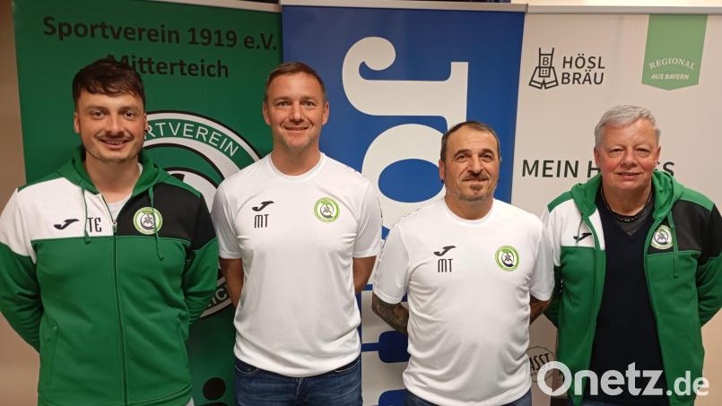 Sportlicher Leiter Tobias Eckert (links) und Vorsitzender Roland Eckert (rechts) freuen sich über die Neuzugänge auf der Trainerbank: Marco Zeus (Zweiter von links) wird Torwarttrainer, Stefan Rogler Co- und Athletiktrainer von Mohamed Tamo. Bild: Eckert/exb
