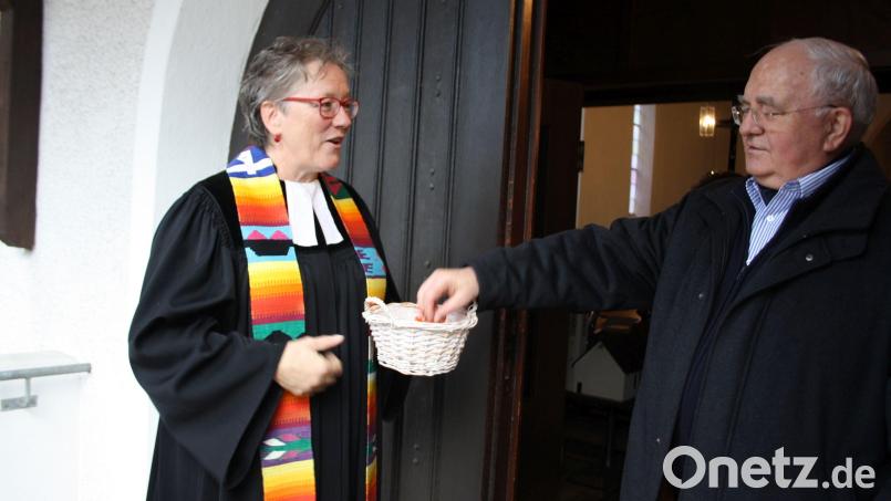 Die scheidende Schwarzenfeld Pfarrerin Heidi Gentzwein und ihr Vorgänger, Ruhestandspfarrer Eberhard Steinacker: Verabschiedung nach einem Gottesdienst an der Tür der Christuskirche. Bild: Thomas Dobler