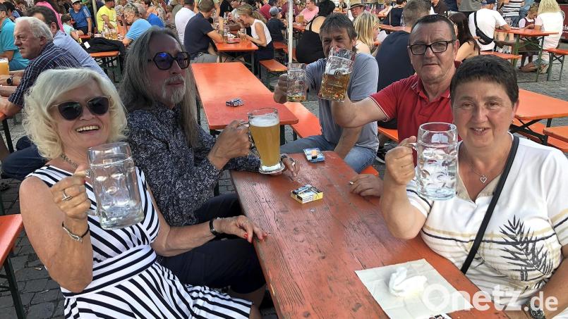 Prost aufs Wiesauer Bürgerfest: Auch heuer treffen sich an den drei Festtagen alle Generationen. Archivbild: wro