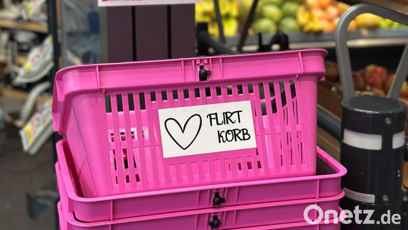 Mit einem Schild wird auf den Sinn der Flirtkörbe aufmerksam gemacht. Wer sich einen pinken Korb nimmt, signalisiert damit &quot;offen für Begegnungen&quot; zu sein. Bild: Raphael Dirnberger