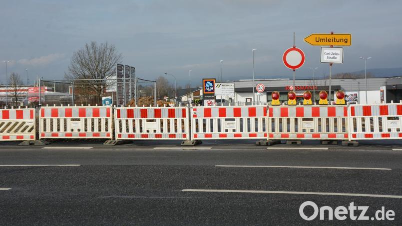 Gesperrt ist seit Dienstag der vordere Abschnitt der Carl-Zeiss-Straße im Gewerbegebiet Birkigt in Mitterteich. Die Einkaufsmärkte und einige Betriebe sind über eine Umleitung zu erreichen. Bild: jr