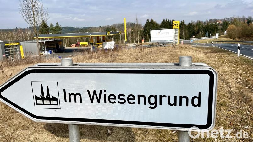 Neben der Tankstelle am nördlichen Ortsausgang von Neustadt war eine Wasserstofftankstelle geplant. Diese Idee ist Geschichte. Von einem neuen Netto-Markt an dieser Stelle ist der Stadtrat wenig begeistert. Bild: Gabi Schönberger