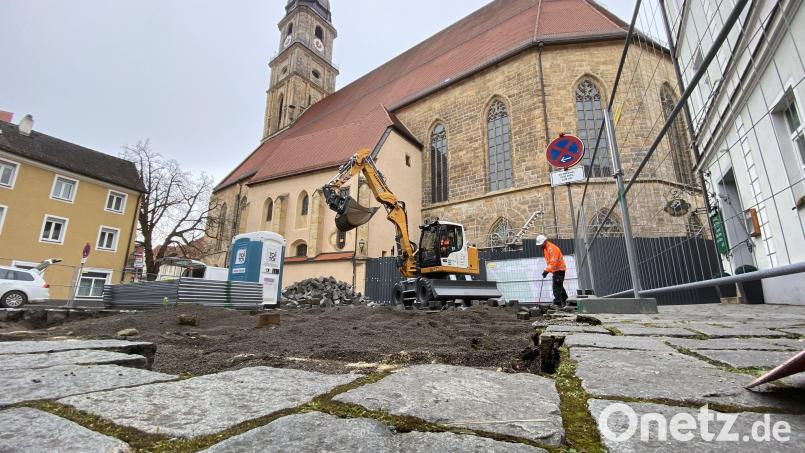 Am Salzstadelplatz in Amberg ist das Pflaster aufgerissen worden. Bild: upl